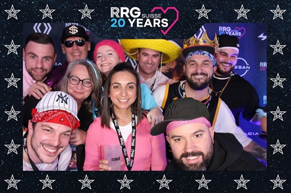 3832411-18724700-1734494197